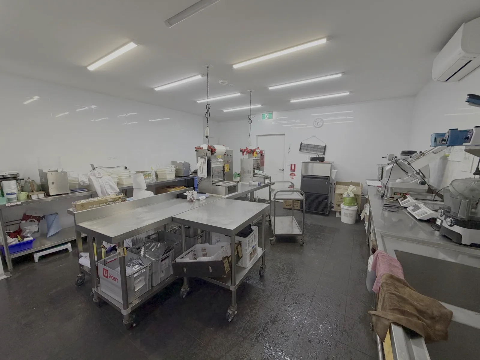 Kitchen equipment and cooking stations